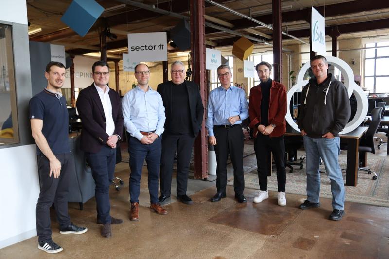 v. l.: Eric Weber (SpinLab), Tobias Dauth (HHL), Clemens Schülke (Stadt Leipzig), Stefan Knupfer (AOK PLUS), Bodo Rodestock (VNG), Noah Lorenz (Resmed/Mementor) und Martin Richter (SpinLab) bei der ersten SpinLab Beiratssitzung