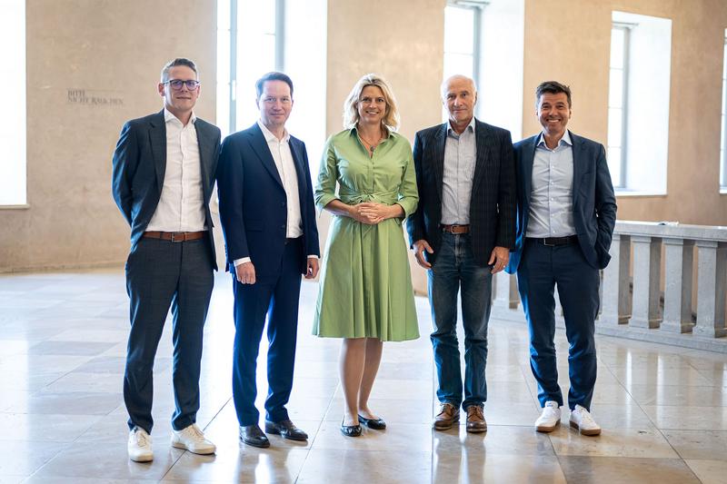 (V.l.n.r.: Dr. Christoph Pellinger (Geschäftsführer der FfE), Prof. Dr. Florian Bieberbach (Vorsitzender der Geschäftsführung der Stadtwerke München), RA Sarah Schweizer (BW Schweizer & Kollegen); Prof. Dr. Wolfram Münch (EnBW AG, Karlsruhe) 