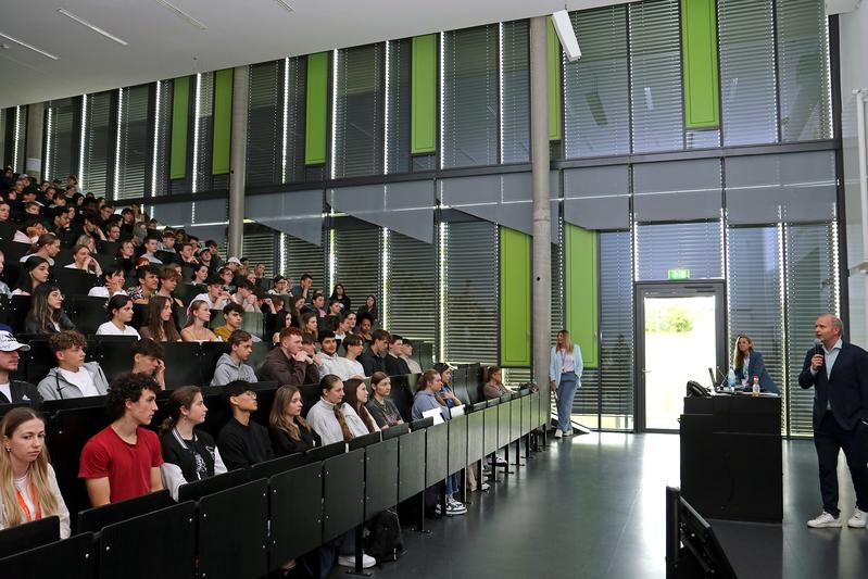 Prof. Dr. Jan Schmitt (re.), Vizepräsident für Forschung und Gründung an der THWS, begrüßte am Nachmittag die elften Klassen der Würzburger FOSBOS im randvoll besetzten Hörsaal am Campus Sanderheinrichsleitenweg 