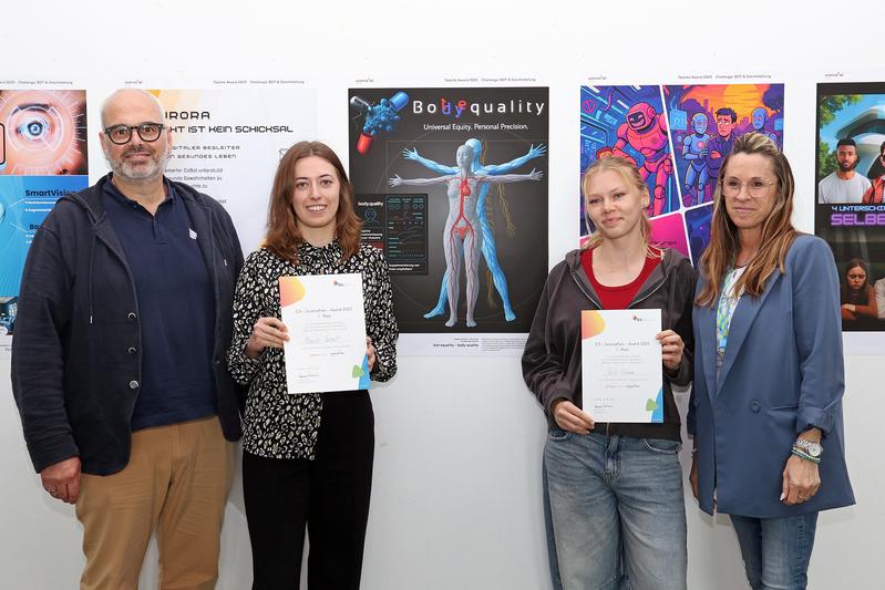 Preisverleihung der Science Challenge 2025: ICS-Geschäftsführer Thomas Schauer (li.), THWS-Gleichstellungsbeauftragte Prof. Dr. Christina Völkl-Wolf (re.), überreichten den ersten Preis an Michelle Schmitt und Jolie Grimm 