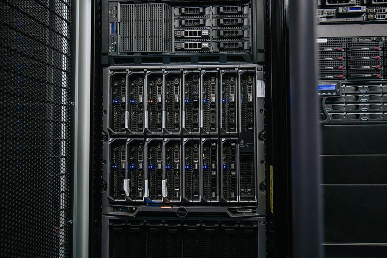 Die an der TU Berlin neu entwickelte Netzwerktechnologie passt sich dynamisch an den tatsächlichen Datenverkehr in Rechenzentren an. 