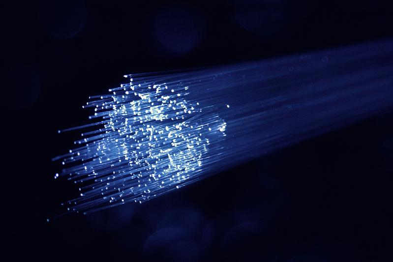 Dynamische Netzwerkverbindungen nutzen optische Switches, die Licht durch Glasfaserkabel leiten und Verbindungen in Millionstel Sekunden ändern.