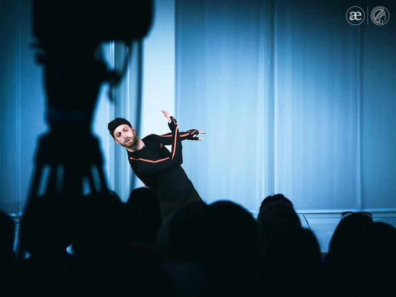 Der Tänzer Vincenzo Minervini präsentierte dem Publikum eine choreografisch gleichbleibende Performance auf verschiedene Arten.