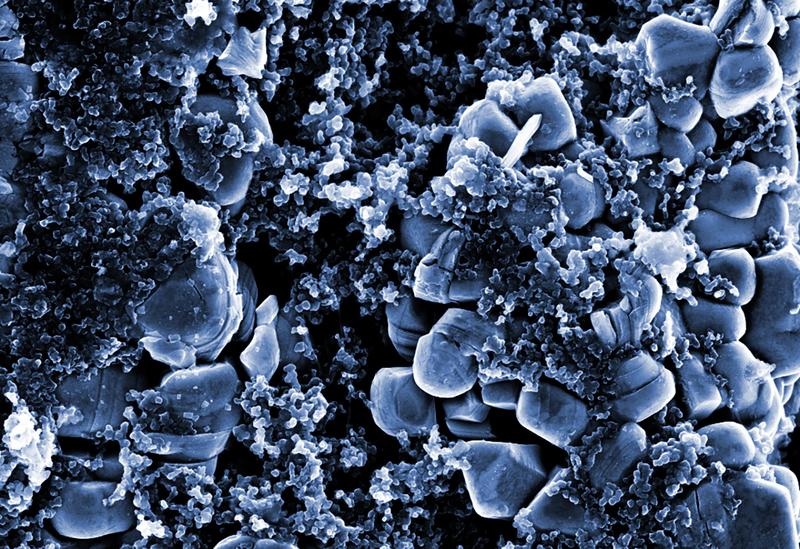 Rasterelektronenmikroskopische Aufnahme der positiven Elektrode einer Lithium-Ionen-Zelle. Die kleineren Nanopartikel aus Kohlenstoff sollen die Leitfähigkeit verbessern. 