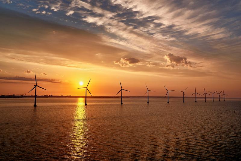 Auf hoher See: Eine wichtige Rolle bei der Energieversorgung Deutschlands spielen Offshore-Windanlagen. Um deren Leistung zu erhöhen, hat die Deutsche Bundesstiftung Umwelt (DBU) ein Projekt der FH Kiel zur Optimierung der Rotorblätter gefördert.