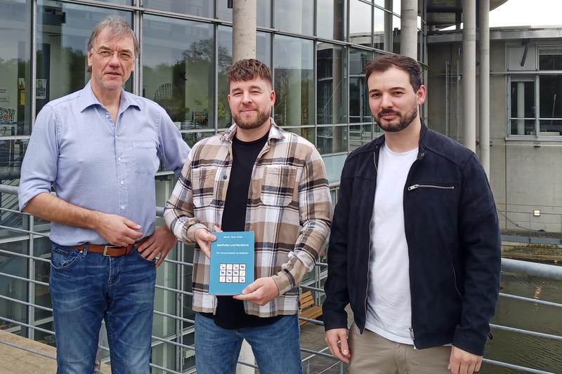 In ihrem Buch „Spielhallen und Wettbüros – Die schwarzen Schafe der Stadtkultur“ haben die Studierenden Nico da Cruz (r.) und Pascal Thurm (m.) gemeinsam mit Prof. Dr. Jürgen Schwark die Spielstätten im Kreis Borken untersu