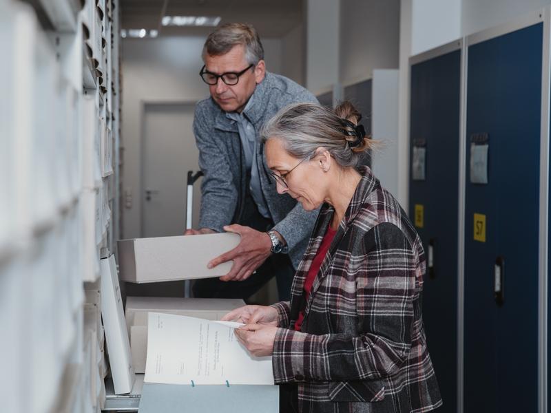 Archivleiterin Sigrid Dauks und ihr Stellvertreter Thomas Lietz beim Sichten von Quellen.