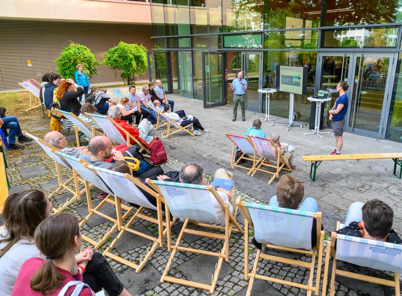 „Wie Stress das Verhalten ändert“ erfahren Gäste ganz entspannt im Liegestuhl auf der Terrasse des MDC.C beim Café Scientifique. 