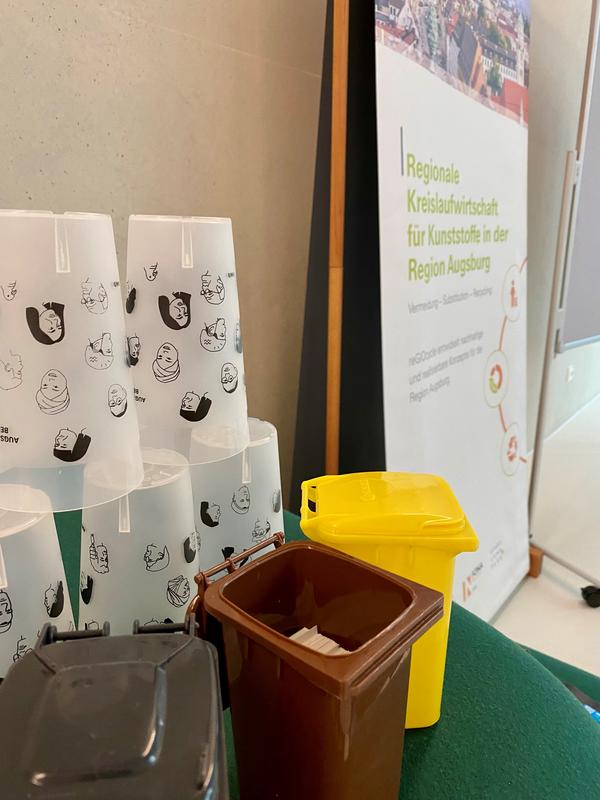 Eine Präsentation der im Rahmen des Projektes "reGIOcycle" entwickelten Produkte, darunter auch der Augsburger Becher. 
