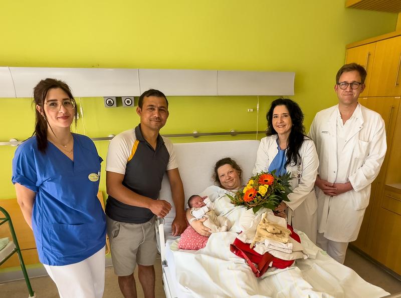 Klinikdirektorin Prof. Pauline Wimberger (2.v.r.) überbringt Glückwunsche an Ina und Gürcan, die sich über Sohnemann Yunus Paul freuen. Er ist das 1.000. Baby, das in diesem Jahr hier geboren wurde.