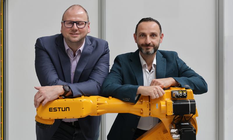 Zwei Botfellows: Sebastian Krusche (links), Dr.-Ing. Mohamad Bdiwi.