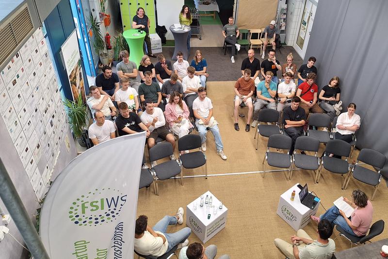 Startup Talk Energie & Umwelt im FSIWS, im Plenum v.r.n.l: Dr. Veronika Hannus, Sebastian Gründig, Prof. Dr. Andreas Zeiselmair, Sebastian Vitz