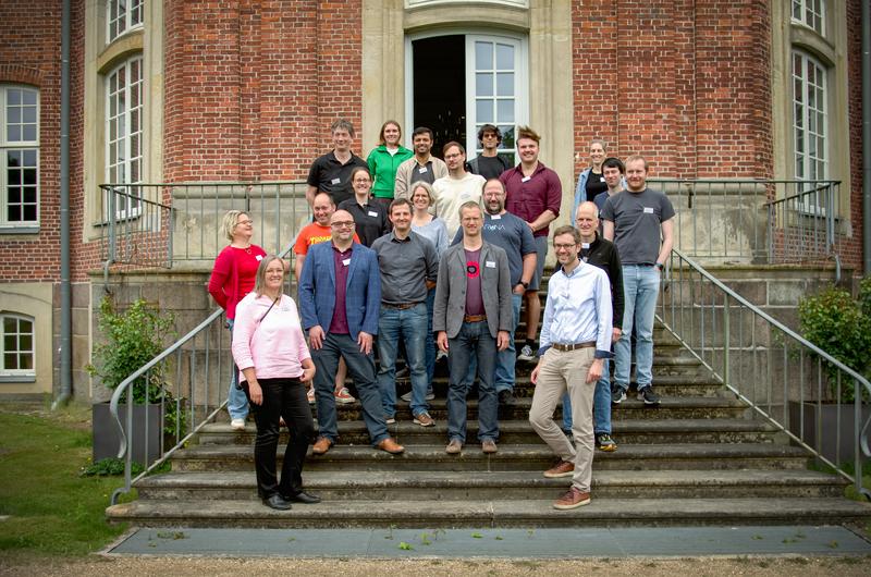 Die Teilnehmenden des OMICS-Workshops am Forschungszentrum Borstel: Experten aus verschiedenen Institutionen vernetzen sich für innovative Lösungen im OMICS-Datenmanagement.