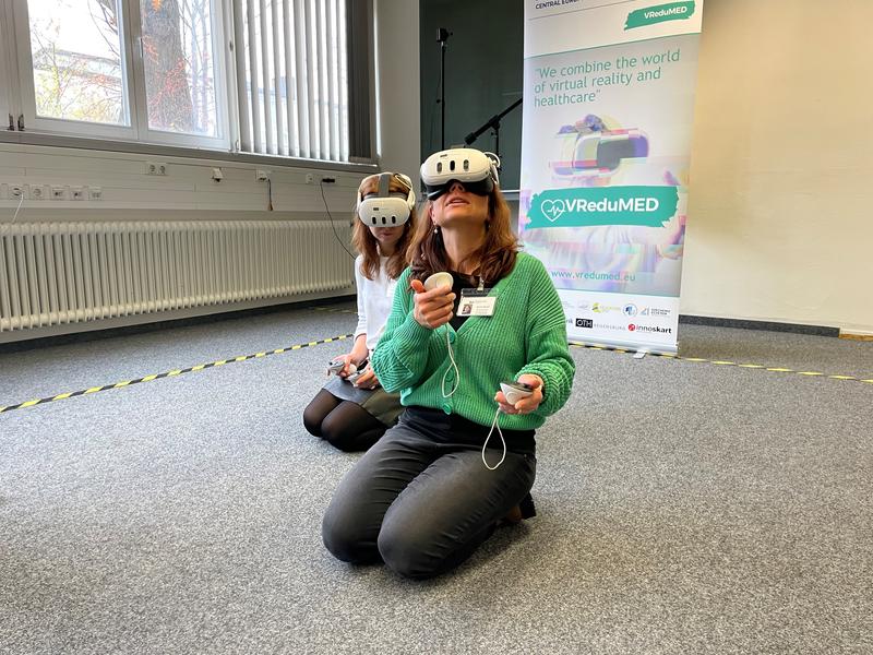 An der OTH Regensburg testen Lehrende und Studierende VR-Brillen für den Einsatz in der Pflege. 