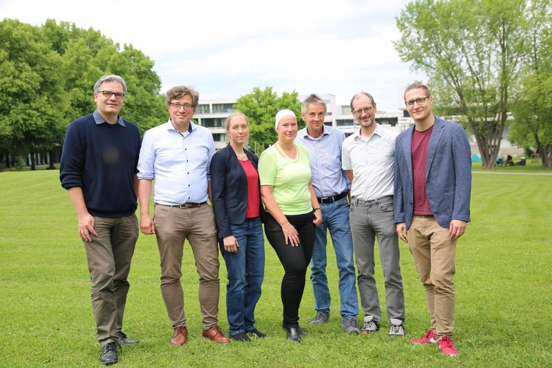v.li. Prof. Dr. Patrick Nürnberger, Prof. Dr. Robert Wolf, Prof. Dr. Julia Rehbein, Prof. Dr. Ruth Gschwind, Prof. Dr. Burkhard König, Prof. Dr. Dominik Horinek, Prof. Dr. Marcel Schorpp 