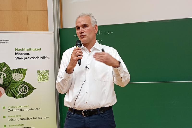 Bei der Ringvorlesung „Gemeinsam nachhaltig“ am Campus Recklinghausen warnte Prof. Dr. Ingo Tausendfreund eindringlich vor den Auswirkungen von Mikroplastik auf Mensch und Umwelt. 