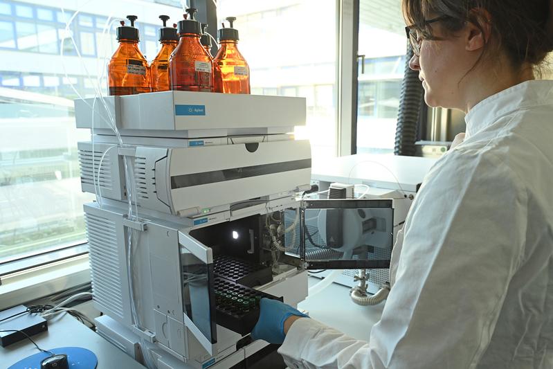 Für den Nachweis besonders giftiger Chemikalien in Umweltproben ist eine hochempfindliche Spurenanalytik notwendig.