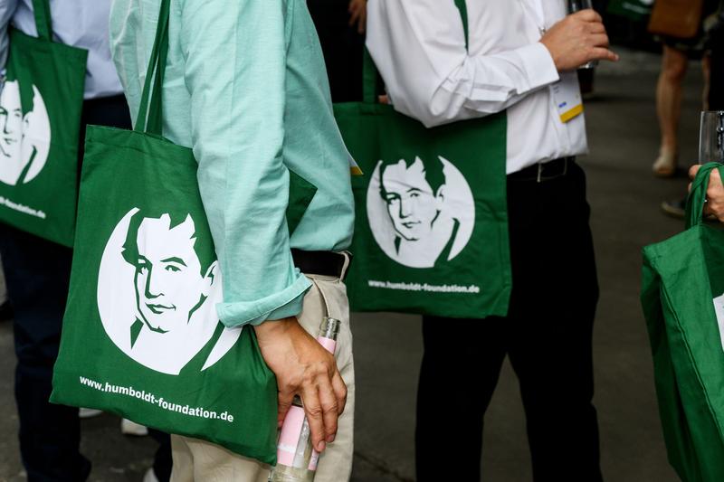Teilnehmende der letztjährigen Jahrestagung mit Humboldt-Taschen