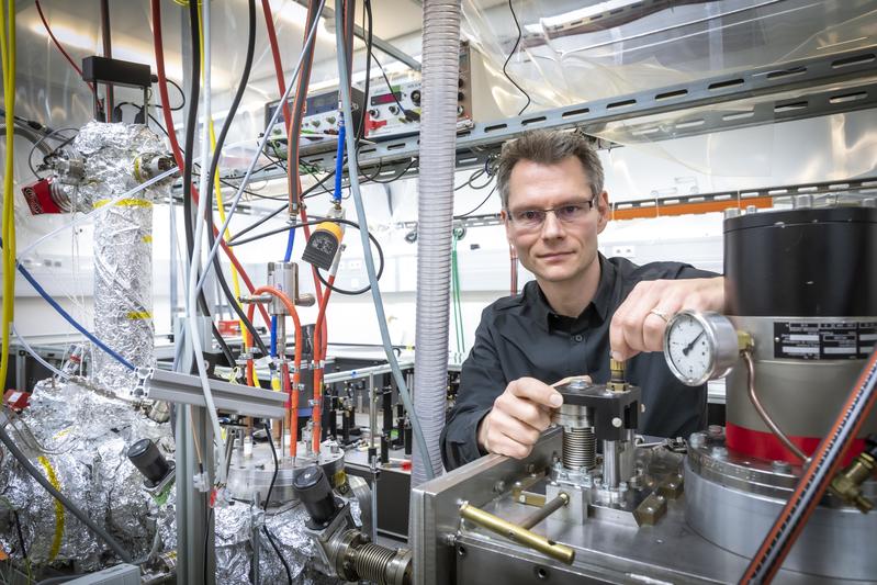 Markus Koch im Femtosekunden-Laser-Labor am Institut für Experimentalphysik der TU Graz.