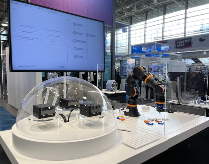 Der »RobotLLM« interpretiert natürlichsprachliche Anweisungen und setzt sie um – etwa indem er Gegenstände stapelt oder sortiert.
