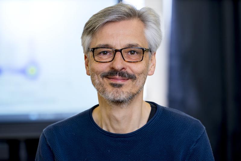 Prof. Alexander Scheffold ist Mitglied im Exzellenzcluster „Precision Medicine in Chronic Inflammation“ (PMI) und Direktor des Instituts für Immunologie der Christian-Albrechts-Universität zu Kiel und des Uniklinikums Schleswig-Holstein, Kiel