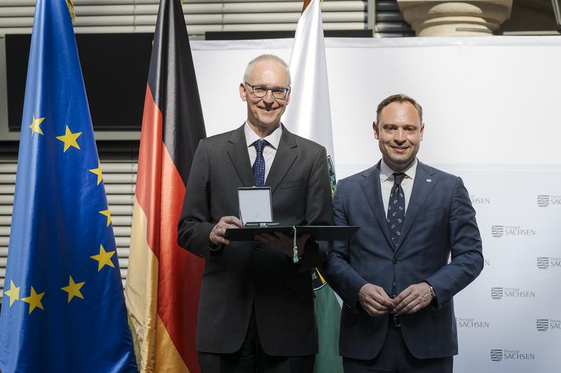 Landtagspräsident Alexander Dierks überreicht in Vertretung von Ministerpräsident Michael Kretschmer den Verdienstorden des Freistaates Sachsen an Prof. Karl Leo aus Dresden.