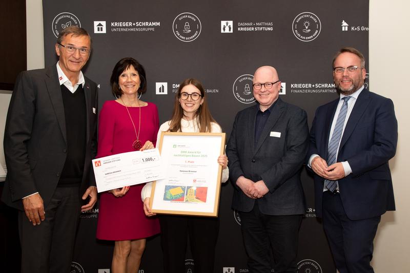 Gruppenbild von der Preisverleihung: (v.l.n.r.) Matthias Krieger (Stiftung), Dagmar Krieger (Stiftung), Vanessa Bronner, Prof. Dipl.-Ing. Architekt BDA DWB Alexander Reichel, Juryvorsitzender, Staatsminister Timon Gremmels, Schirmherr 