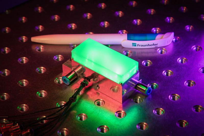 The compact integrated quantum magnetometer of Fraunhofer IAF is based on nitrogen vacancies (NV) in diamond and offers new applications in biomedicine, materials testing, navigation, and geolog