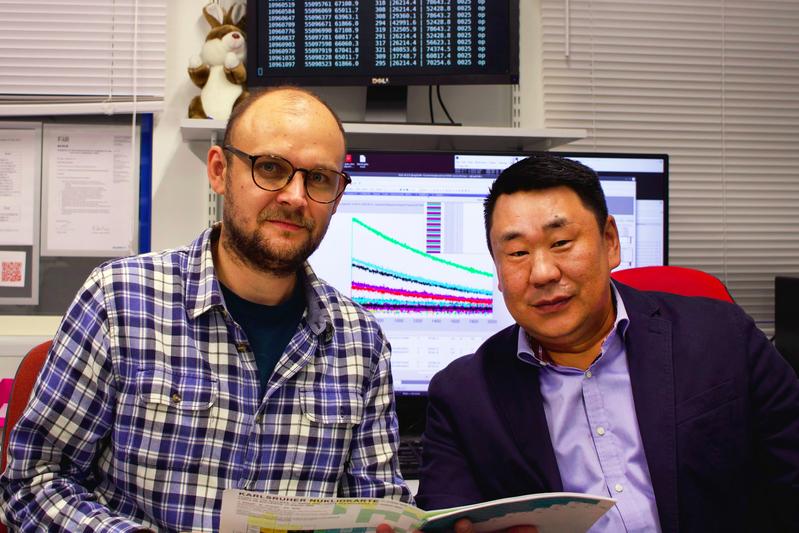 Dr. Pavol Mosat (l.) und Dr. Khuyagbaatar Jadambaa diskutieren die Zerfallseigenschaften des neuen Isotops Seaborgium-257