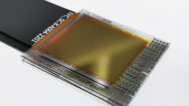 Hergestellt im Dünnschicht-Verfahren: Einer der beiden Sensor-Prototypen, mit denen die Forschenden demonstriert haben, dass sich die Perowskit-Technologie miniaturisieren lässt