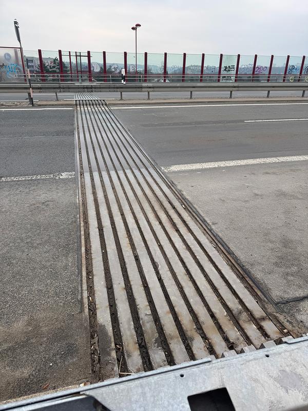 Auch die Fahrbahnübergangskonstruktionen der Sachsenbrücke bei Pirna werden im Forschungsprojekt AIrBSound untersucht. 