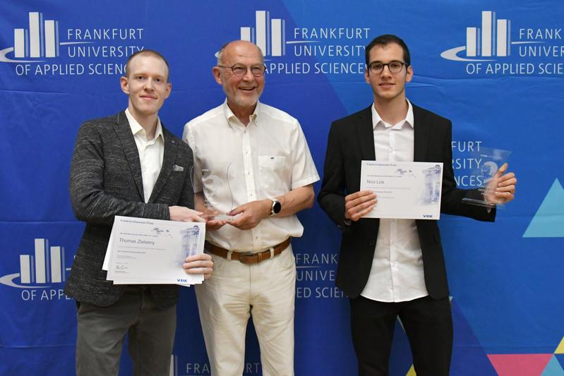 Prof. Dr. Rolf Bergbauer, Geschäftsführer VDE Rhein-Main, mit den Preisträgern Thomas Zielasny (links) und Nico Lick (rechts). 