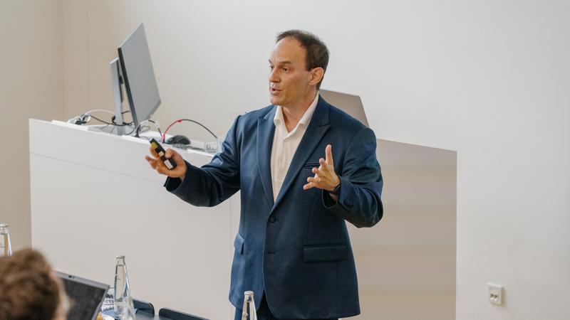CISPA-CEO und Gründungsdirektor Prof. Dr. Dr. h. c.  Michael Backes freut sich über die erfolgreiche Evaluation des CISPA.