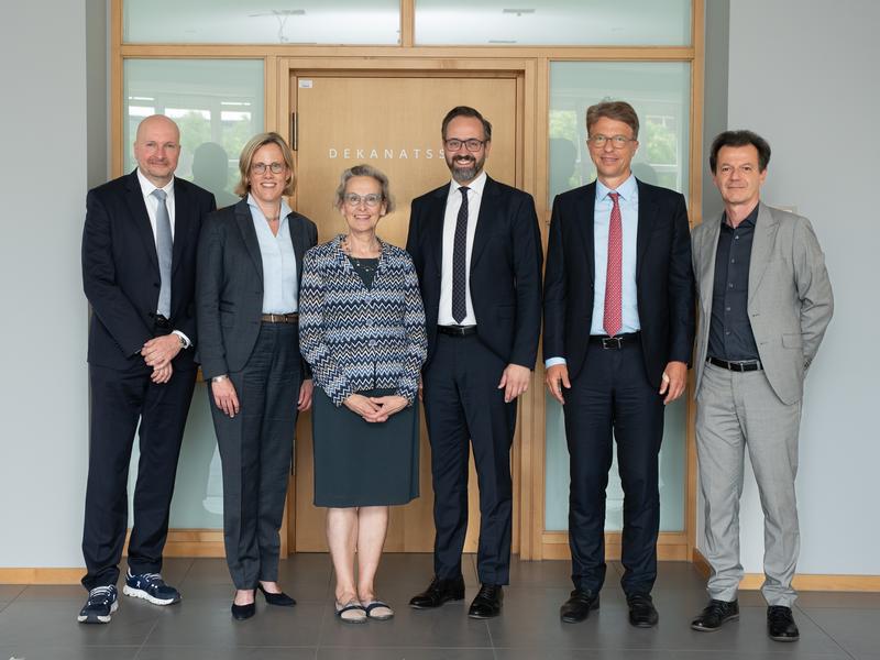 V.l.n.r.: Martin Peuker, Digitalisierungsvorstand Medizinische Universität Lausitz, Dekanin Prof. Esther Troost, TU-Rektorin Prof. Ursula Staudinger, Wissenschaftsminister Sebastian Gemkow, Prof. Uwe Platzbecker und Janko Haft, UKD-Vorstände