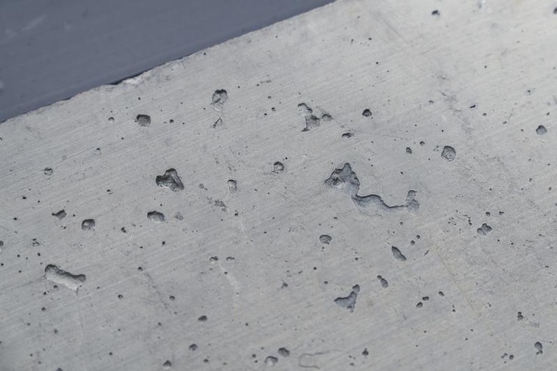 Zement vermischt mit Wasser, Sand und Kies wird zu Beton. Doch die Herstellung von Zement verursacht grosse Mengen an Kohlendioxid. Forschende am PSI nutzen künstliche Intelligenz und Computermodelle, um klimafreundlichere Rezepturen zu entwickeln.