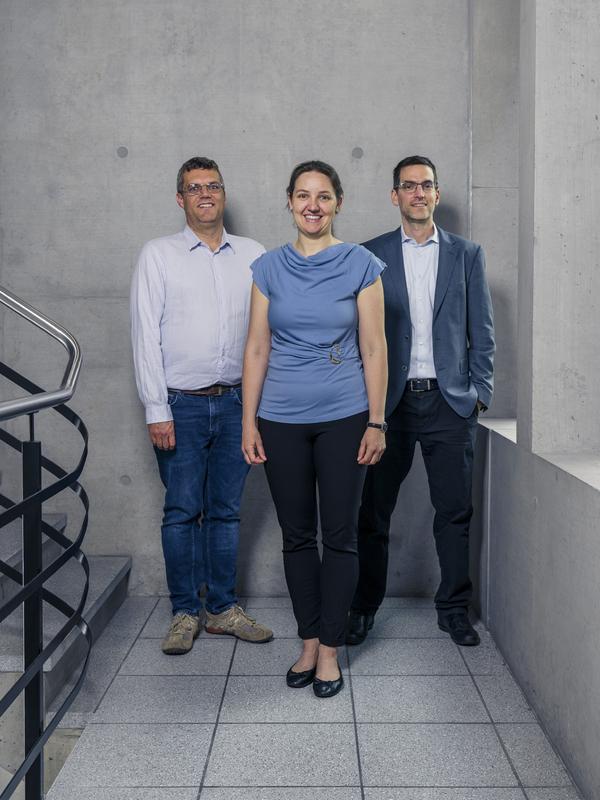 Nur dank der Interdisziplinarität konnten die Forschenden ihren KI-gestützten Optimierungsansatz entwickeln. Im Bild (von links nach rechts): John Provis, Romana Boiger und Nikolaos Prasianakis. 