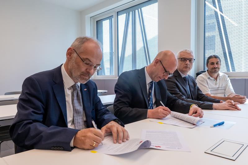 v.l.: Stefan Vorbach, Vizerektor für Lehre der TU Graz, Alex Weissensteiner, Rektor der Freien Universität Bozen, Andrea Gasparella, Dekan der Fakultät für Ingenieurwissenschaften der Freien Universität Bozen, Yuri Borgianni, Leiter des Studienprogrammes