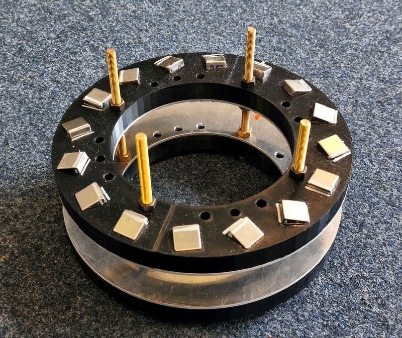 “Focused” magnet system consisting of 2 stacked rings, each with 16 FeNdB magnet cuboids (side length 20 mm).The inner diameter is 160 mm,and the magnetic field of 20 mT exhibits a homogeneity of approx. 5 ‰ over a spherical volume with a diameter of 50 mm