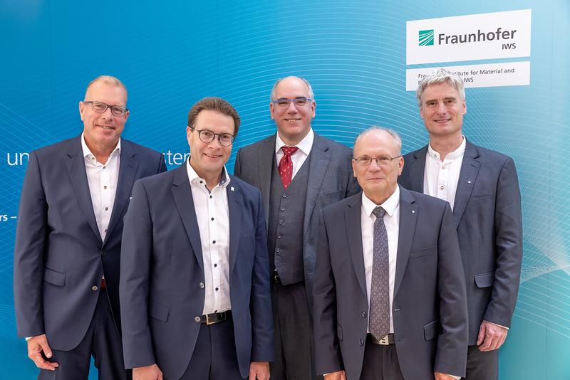 Prof. Andreas Tünnermann, Prof. Christoph Leyens, Andreas Greiner, und Dr. Patrick Hoyer,  gratulierten Prof. Peter Hartmann, Leiter Fraunhofer AZOM und seinem Team zu zehn erfolgreichen Jahren. 