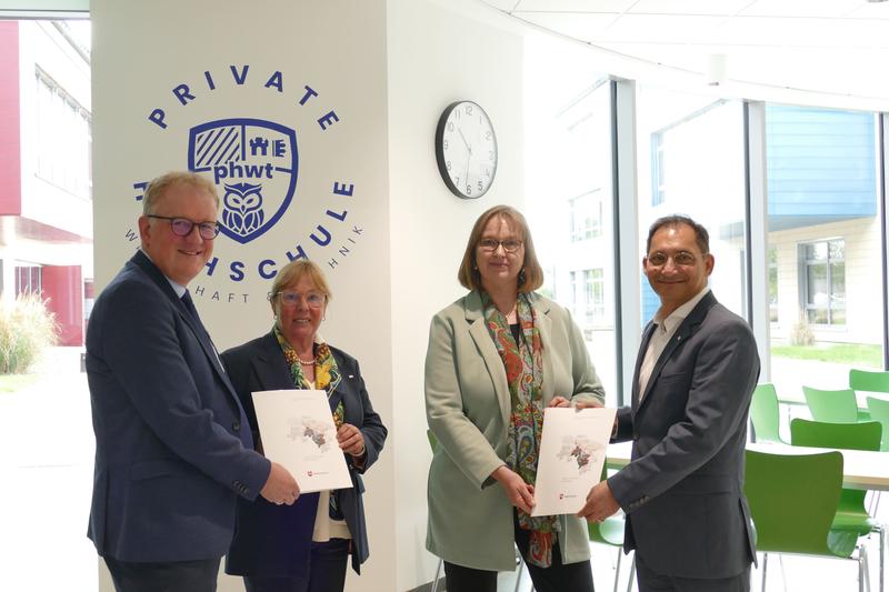 Den Förderbescheid für das Zentrum für Mikromobilität präsentieren (v.l.) Landrat Volker Meyer, PHWT-Vizepräsidenten Angela Holle, Landesbeauftragte Frauke Patzke und PHWT-Präsident Professor Dr. Dennis De