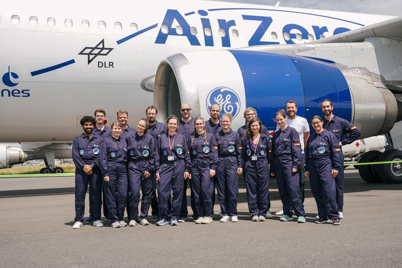 Gemeinsam für die Forschung: Das Parabelflug-Team von DFKI und Universität Duisburg-Essen vor dem Airbus A310 "Zero G"