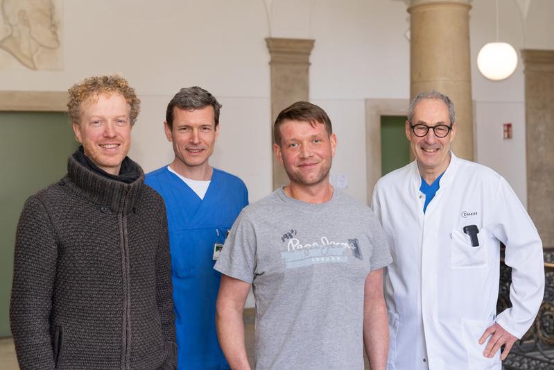 Kinderarzt PD Dr. med. Boris Schmitt, Oberarzt Dr. med. Peter Kramer, Patient Marcus L. und Klinikdirektor Prof. Dr. med. Felix Berger (von links nach rechts).