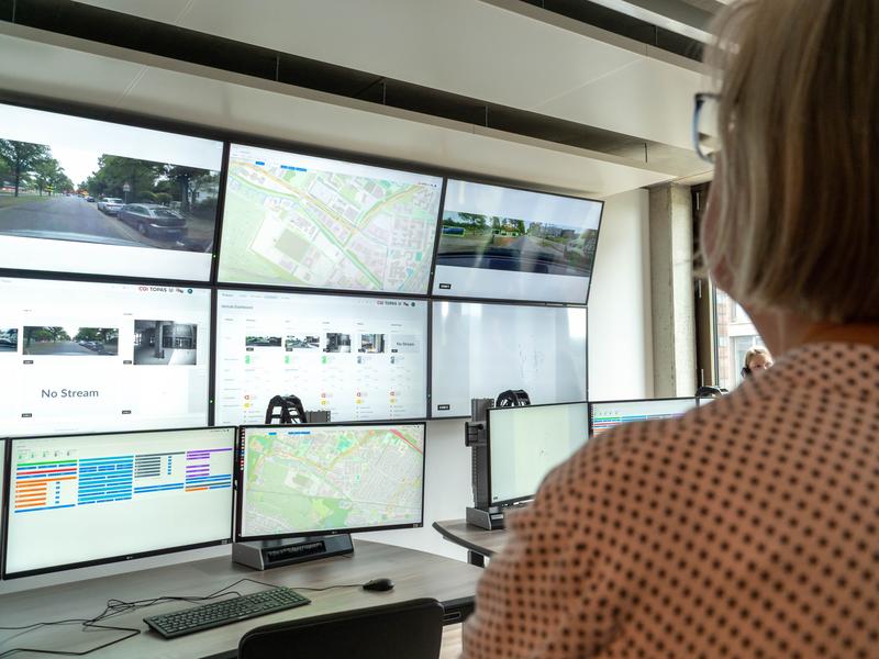 Im Digital Hub Industry Bremen wurde ein Prototyp eines Safety Control Centers aufgebaut. Hier können auf Monitoren verschiedene Zustände des Fahrzeugs überwacht werden.