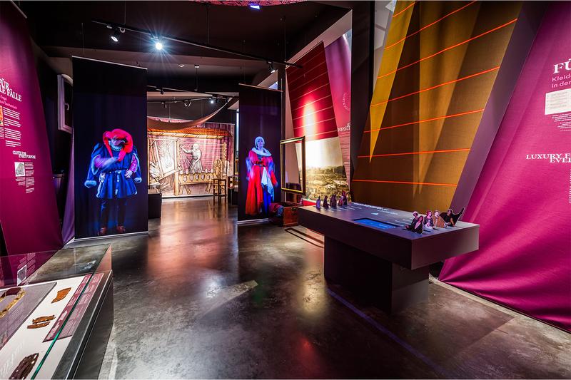 Den Faden aufgenommen: Die Sonderausstellung »Guter Stoff« spannt den Bogen von der ersten Konsumrevolution im Mittelalter bis zur heutigen Textilindustrie. Im Jubiläumsjahr des Europäischen Hansemuseums ist sie digital per Online-Führung erlebbar.