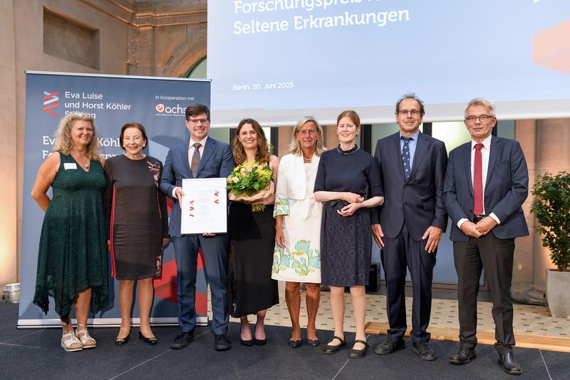 Eva Luise Köhler Forschungspreis 2025 (v.l.n.r.): Geske Wehr, Eva Luise Köhler, Dr. Christopher Dooley, Lara Falcucci, Prof. Dr. Annette Grüters-Kieslich, Dr. Ulrike Köhler, Prof. Dr. Didier Stainier und Prof. Josef Hecken