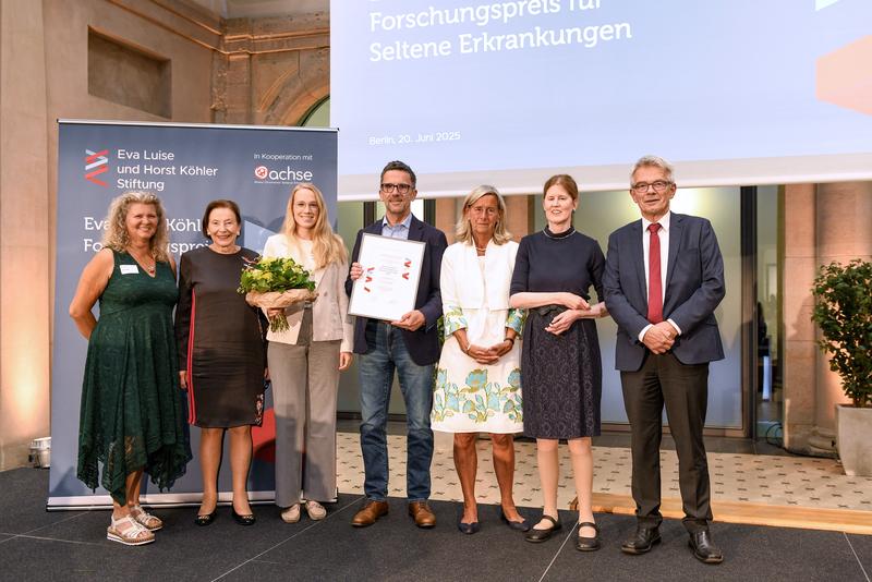 Eva Luise Köhler Forschungspreis 2025 (Anerkennungspreis; v.l.n.r.): Geske Wehr, Eva Luise Köhler, Dr. Isabell Cordts, Prof. Dr. Thomas Klopstock, Prof. Dr. Annette Grüters-Kieslich, Dr. Ulrike Köhler und Prof. Josef Hecken
