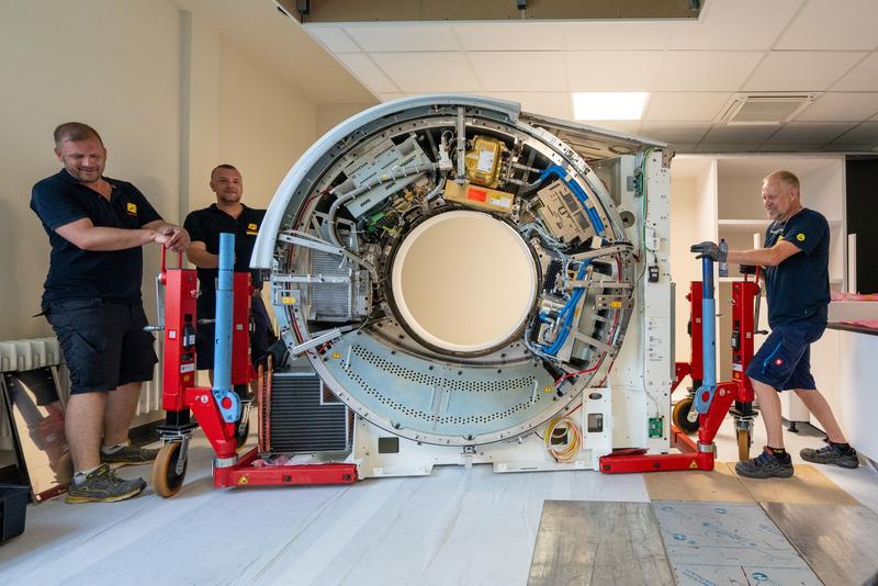 In einer genau getakteten Aktion wurde der weltweit erste Single-Source Photon-Counting Computertomograph in der Strahlentherapie am OncoRay installiert.