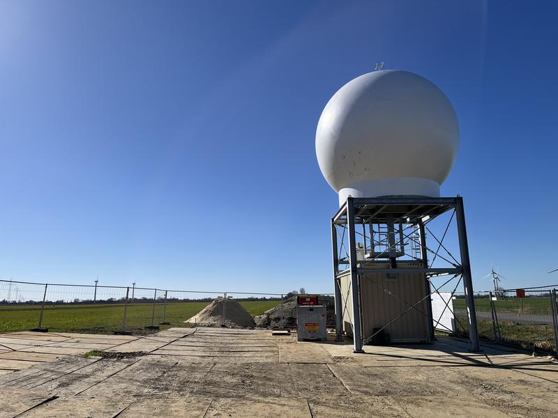 Das Dual Doppler Wind-Radar misst die Windgeschwindigkeit bei Krummendeich im Landkreis Stade.