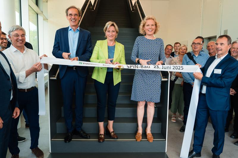 Prof. Dr. Philip Leistner (Fraunhofer IBP), Wirtschaftsministerin Dr. Nicole Hoffmeister-Kraut und Prof. Dr. Katharina Hölzle (Fraunhofer IAO, v. l. n. r.) eröffnen den SPiN-Bau mit dem symbolischen Durchtrennen des Eröffnungsbands.