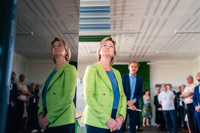 Im Synergy Space informiert sich Wirtschaftsministerin Dr. Nicole Hoffmeister-Kraut über aktuelle Forschungsschwerpunkte und technologische Entwicklungen.